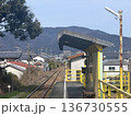 山あいのローカル駅と続く線路 136730555