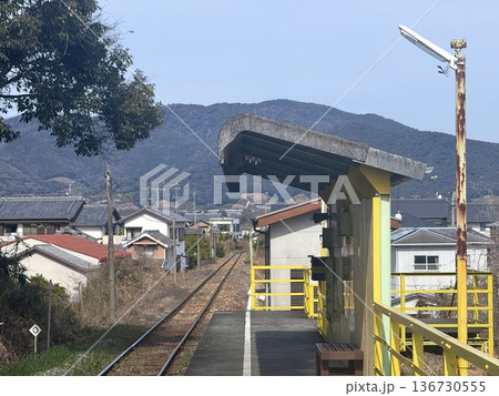 山あいのローカル駅と続く線路 山あいのローカル駅と続く線路 136730555
