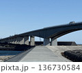 青空の下に伸びる巨大な橋梁とコンクリートの道 136730584