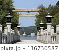 海へと続く神社の参道と鳥居の風景 136730587
