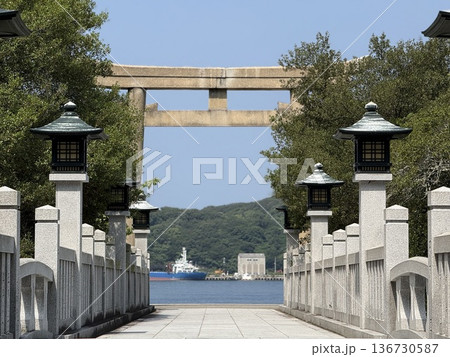 海へと続く神社の参道と鳥居の風景 136730587