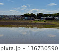 水を張った田んぼと住宅街のある日本の田園風景 136730590