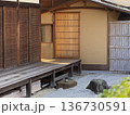 縁側と砂利庭のある和風住宅の外観風景 136730591
