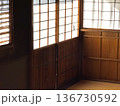 夕日が差し込む障子のある和室の静かな空間 136730592
