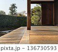 夕日が差し込む縁側と日本庭園のある伝統的な日本家屋 136730593