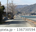 海沿いの静かな田舎道と山並みのある日本の風景 136730594