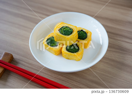 お皿の上のほうれん草入り卵焼き 136730609