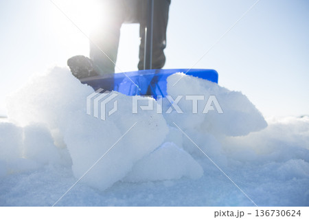 スコップで除雪をする男性 136730624