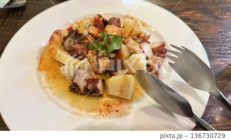 スペイン料理　タコのガリシア風 136730729