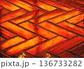 火を反射した赤い地面のタイルの背景画像 136733282