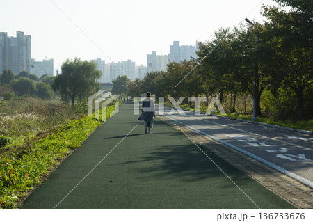 Han River bike path Han River bike path 136733676