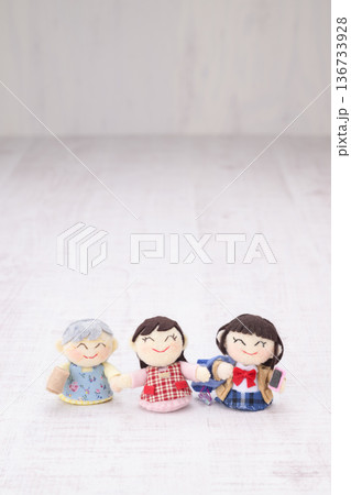 女性3世代家族の人形 女性3世代家族の人形 136733928