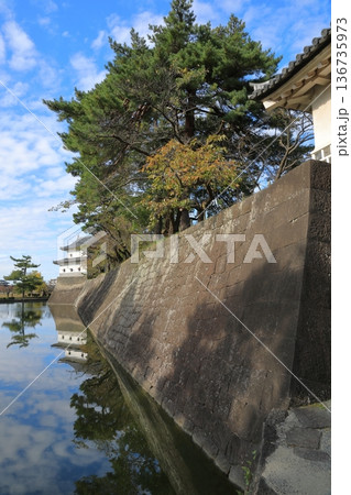 新発田城の表門から眺めた旧二の丸隅櫓の景色 新発田城の表門から眺めた旧二の丸隅櫓の景色 136735973
