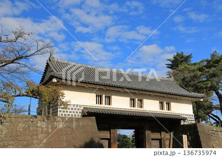 青空とのコントラストが美しい新発田城表門の景色 青空とのコントラストが美しい新発田城表門の景色 136735974