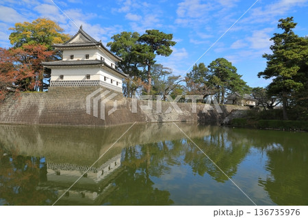青空に映える新発田城旧二の丸隅櫓の美しい風景 136735976