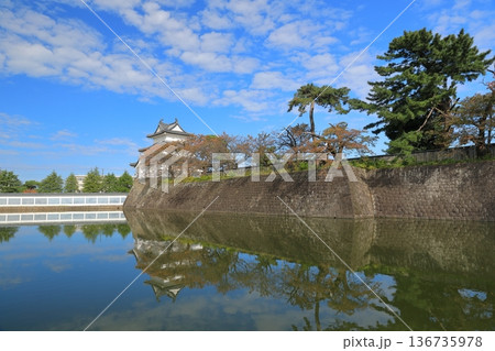 三階櫓を映した新発田城のお掘の美しい景色 136735978