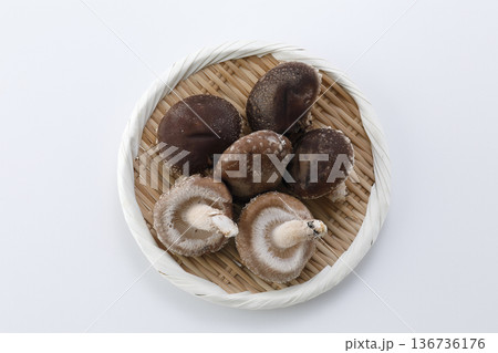 笊に盛った原木生椎茸　白背景 136736176