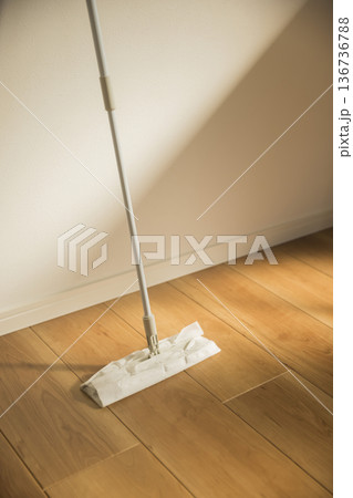 部屋に立て掛けられたフローリングワイパー 部屋に立て掛けられたフローリングワイパー 136736788