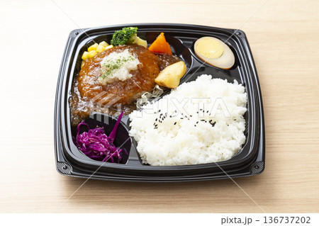 テーブルに置かれた和風おろしハンバーグ弁当 テーブルに置かれた和風おろしハンバーグ弁当 136737202