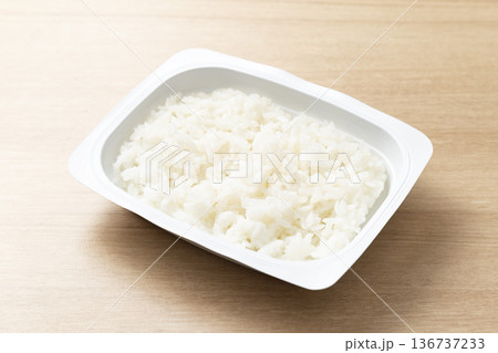 テーブルに置かれたパックライス 136737233