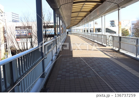 堺市堺区阪和線堺市駅とベルマージュマンションとアーケードの歩道橋 堺市堺区阪和線堺市駅とベルマージュマンションとアーケードの歩道橋 136737259