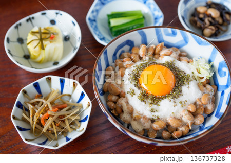 ねばねば丼と繊維質のおかず ねばねば丼と繊維質のおかず 136737328