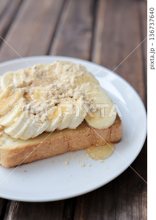 角型パンドミで作った腸活の為のバナナきな粉トースト 136737640