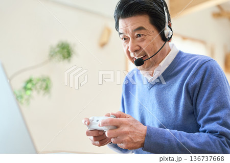 PCゲームを楽しむアジア人シニア男性 136737668