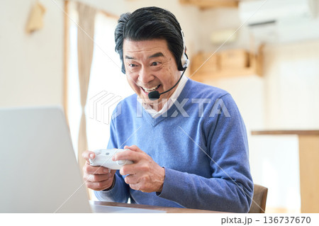 PCゲームを楽しむアジア人シニア男性 136737670
