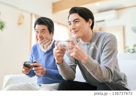 親子でゲームを楽しむアジア人の家族 親子でゲームを楽しむアジア人の家族 136737672