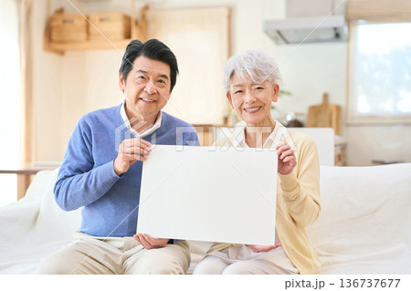 白いボードを持つアジア人シニア夫婦 136737677