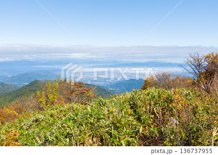 秋の山形県米沢市　紅葉の天元台高原 136737955