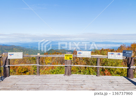 秋の山形県米沢市 紅葉の天元台高原 パノラマ展望台 秋の山形県米沢市 紅葉の天元台高原 パノラマ展望台 136737960