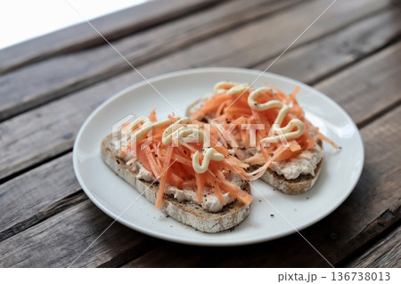 ベルリーナラントブロートを使ったツナとニンジンのオープンサンド　ドイツのライ麦パン 136738013