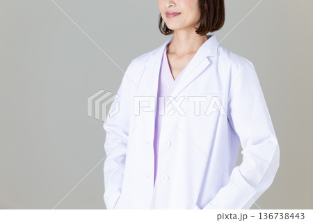 白衣姿のミドル女性医師 136738443