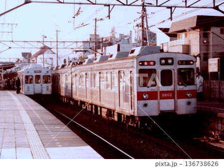 東急東横線田園調布駅 8500系急行渋谷行と8000系各停桜木町行 東急東横線田園調布駅 8500系急行渋谷行と8000系各停桜木町行 136738626
