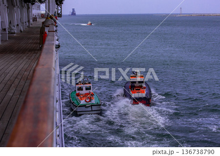 スエズ運河スエズクルーの下船 スエズ運河スエズクルーの下船 136738790