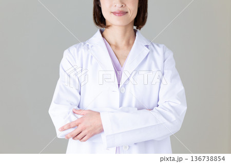 腕組みをする白衣姿のミドル女性医師 136738854