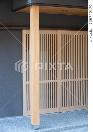 通り土間の和モダンな引き戸 136740170