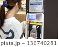 スーパーのウォーターサーバーで水を汲む女性 136740281