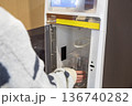 スーパーのウォーターサーバーで水を汲む女性 136740282