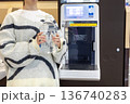 スーパーのウォーターサーバーで水を汲む女性 136740283