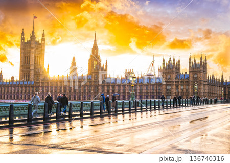 ロンドン　夕映えのウェストミンスター宮殿 136740316