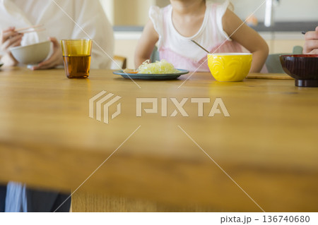 食卓の楽しそうな家族 食卓の楽しそうな家族 136740680