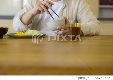 食卓の楽しそうな家族 136740682