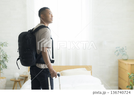 ベッドルームの旅行者 ベッドルームの旅行者 136740724
