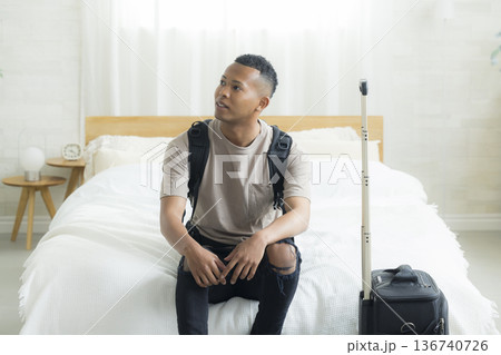 ベッドルームの旅行者 ベッドルームの旅行者 136740726