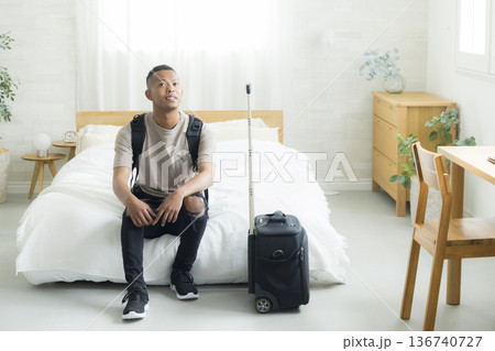 ベッドルームの旅行者 ベッドルームの旅行者 136740727
