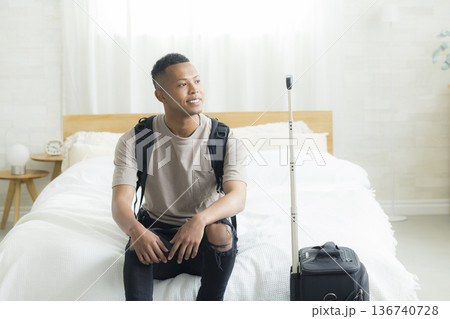 ベッドルームの旅行者 136740728