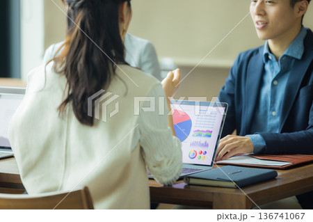 打ち合わせをするビジネスパーソン 136741067